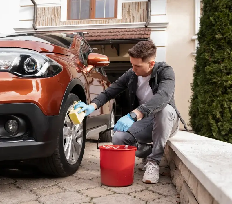 Lavage auto à domicile Le Soler : professionnel intervenant sur un véhicule